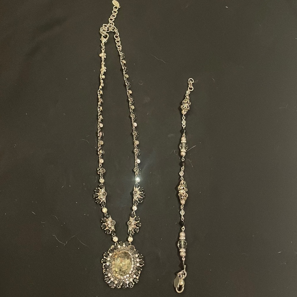 Sorelli necklace and bracelet set… black.
